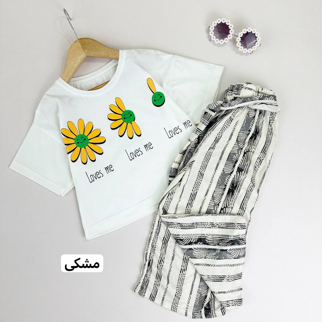 عکس کراپ شلوارک آفتابگردونLoves Me - شماره 3
